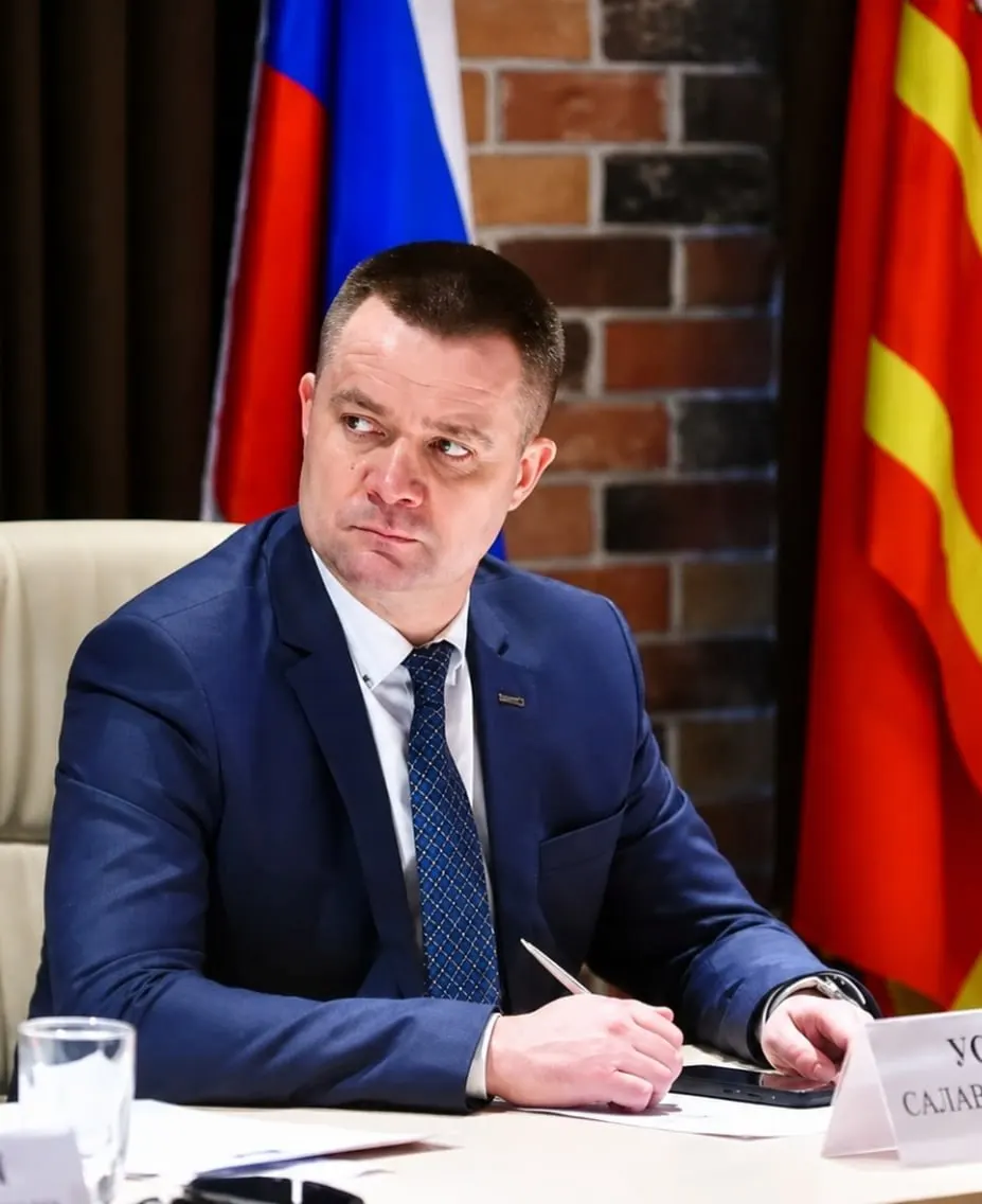 Экс-министр транспорта Смоленской области Салават Усманов приступил к обязанностям руководителя «Забавтодор». У него несколько профильных высших образований и опыт работы в государственных структурах и промышленности.