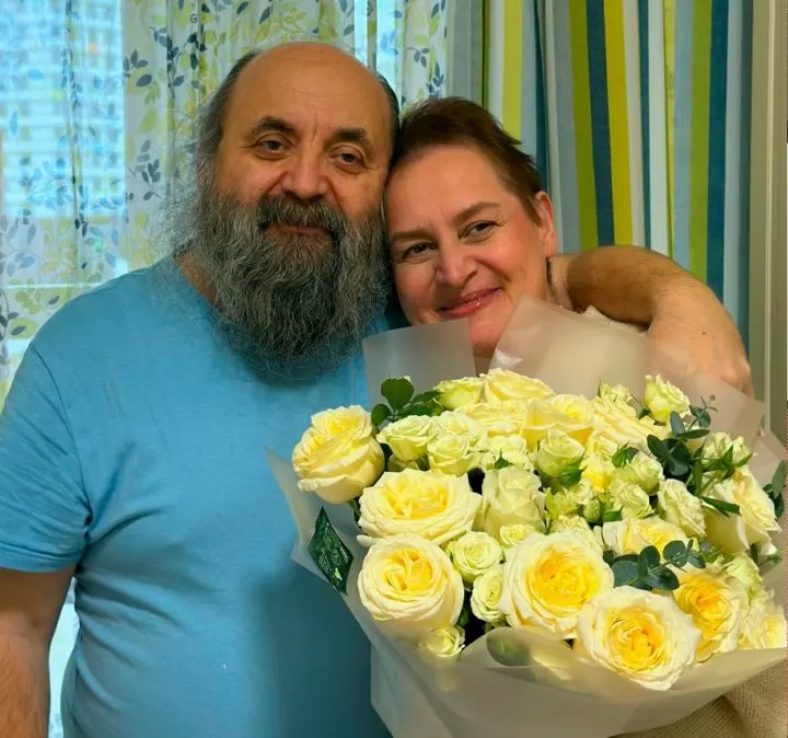 Наталья Вяхирева проходит лечение в НМИЦ онкологии им. Н. Н. Блохина. Один курс терапии стоит 580 000 рублей — для многодетной семьи сумма неподъёмная, им требуется финансовая поддержка.