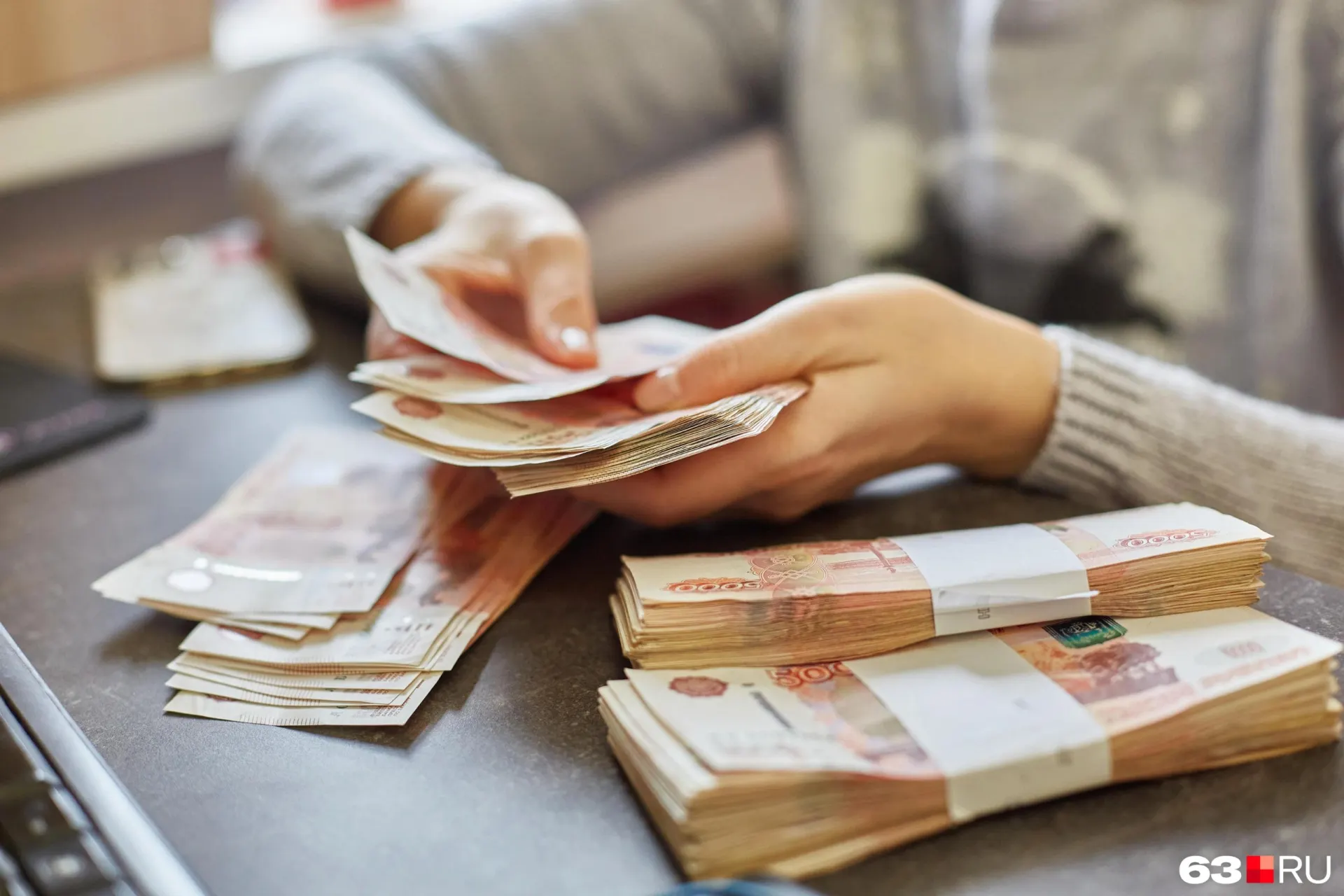 По итогам корректировки доходы региона составят 254,4 млрд руб., расходы — 289,6 млрд руб.; дефицит вырос до 35,1 млрд рублей. Сократили финансирование среднего образования из‑за объединения классов и школ.