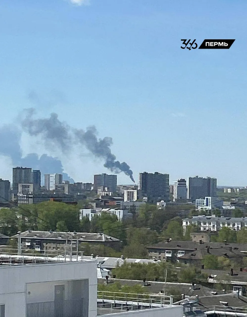 В Перми беспилотник врезался в жилой дом, есть пострадавшие. Повреждены также административное здание и корпус нейрохирургии. Жителей разместили во временном пункте, парад 9 Мая отменён.