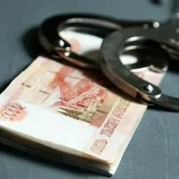 Руководитель муниципального учреждения оплатил подрядчикам более 2,2 млн рублей за невыполненные работы при ремонте двора в Мурмашах; общая стоимость проекта превышала 29 млн рублей.