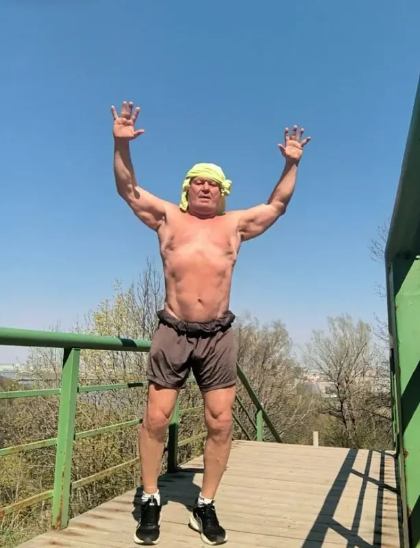 Ветеран UFC из Сарова поддерживает форму: с приходом тёплой погоды он занялся кардио и побегал по лестницам парка, поделившись короткой позитивной подписью к фото.
