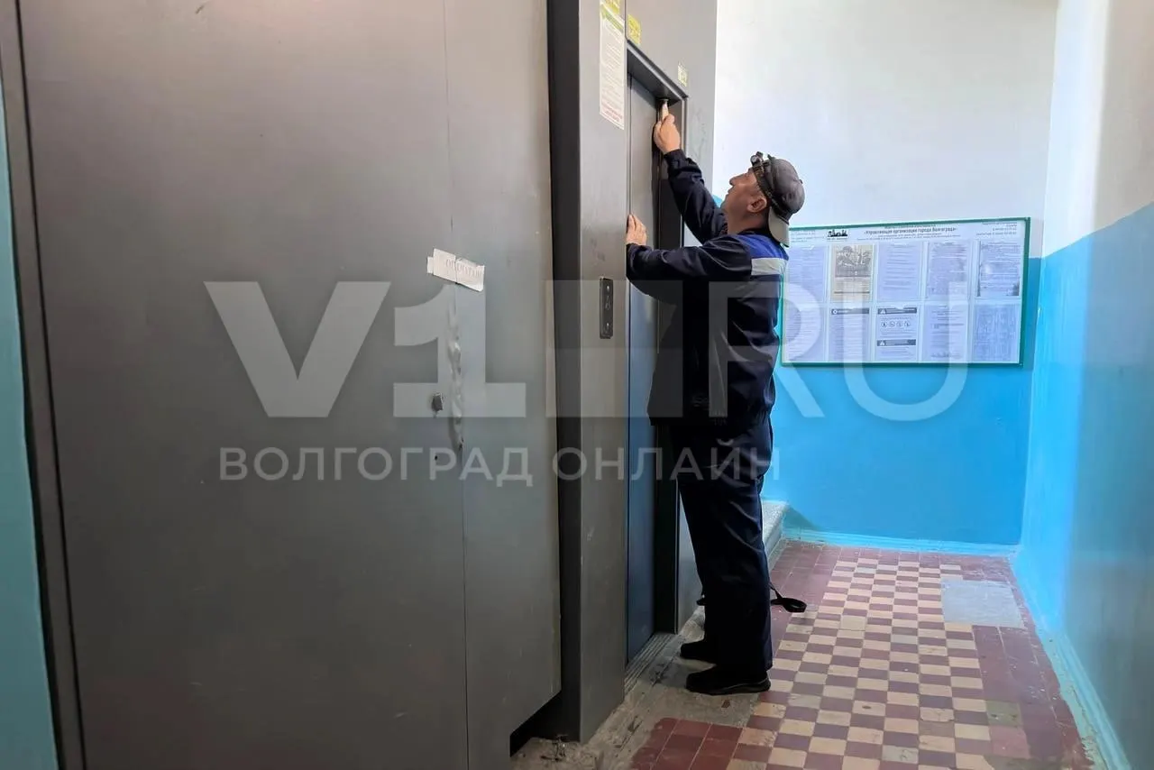 В жилом доме на Аллее Героев, 2 лифт внезапно провалился по шахте: удар был слышен по всему подъезду. Жильцы жалуются на старое оборудование и спрашивают о регулярных проверках.
