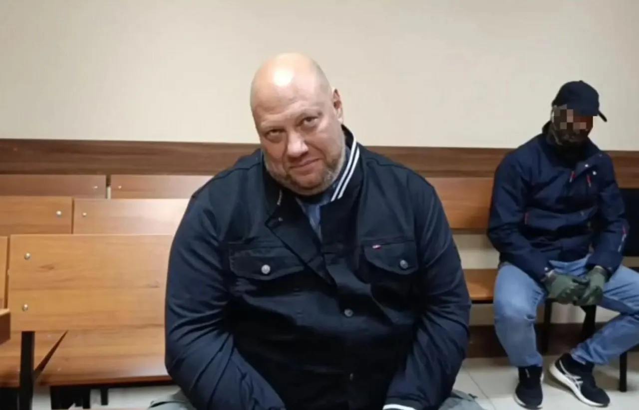 Суд взыскал более 264 млн рублей прибыли и перевёл в доход государства недвижимость и земельные участки. По версии прокуратуры, экс‑чиновник с 2022 по 2025 год управлял коммерческими структурами через доверенных лиц.