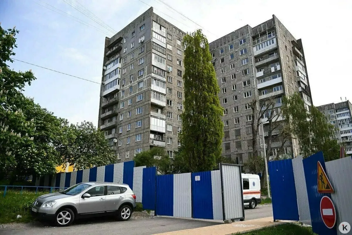 Около 50 семей остаются в своих квартирах: громкоговоритель и регулярные визиты спасателей мешают жизни, а жители вынуждены получать воду и помощь от соседей.
