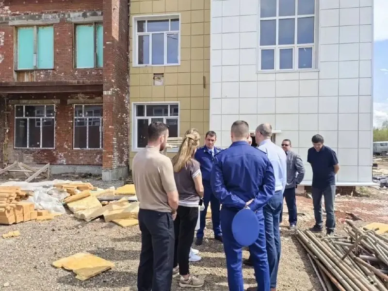 Прокурор Томской области Сергей Ломакин проинспектировал несколько объектов незавершённого строительства и капитального ремонта и потребовал от ответственных лиц срочно принять меры для сокращения сроков ввода.