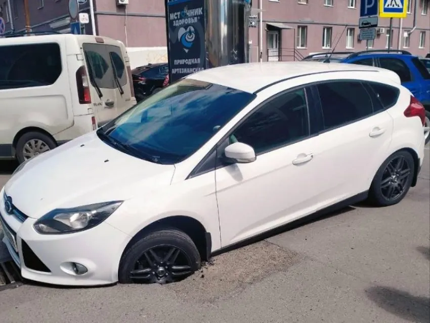 У выезда из подземного паркинга у Центрального рынка автомобиль провалился в яму — при трогании асфальт треснул, машина застряла. Очевидцы сообщают, что сотрудников ГИБДД приходилось ждать почти шесть часов.