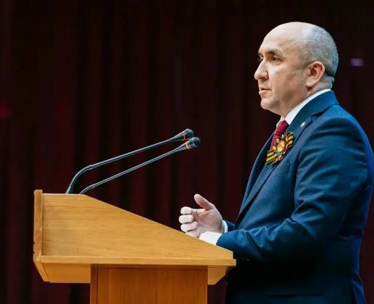 Президент присвоил награду главе правительства Чувашии за трудовые достижения; в региональной политике ему также приписывают ряд спорных эпизодов.
