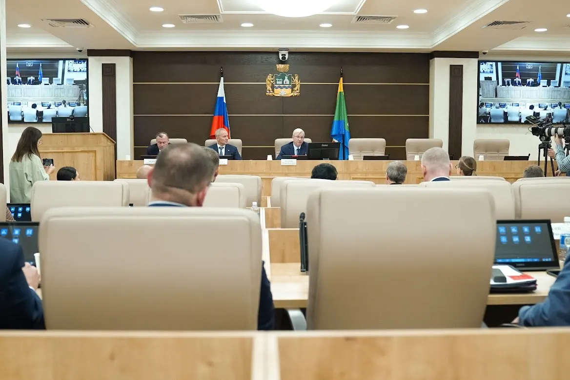 Законодательное собрание Свердловской области запретило применять сгенерированные изображения и голоса в агитационных материалах; при этом кандидатам разрешено использовать собственные изображения и записи голоса. Партии получили право решать, публиковать ли предвыборные программы в интернете и прессе.