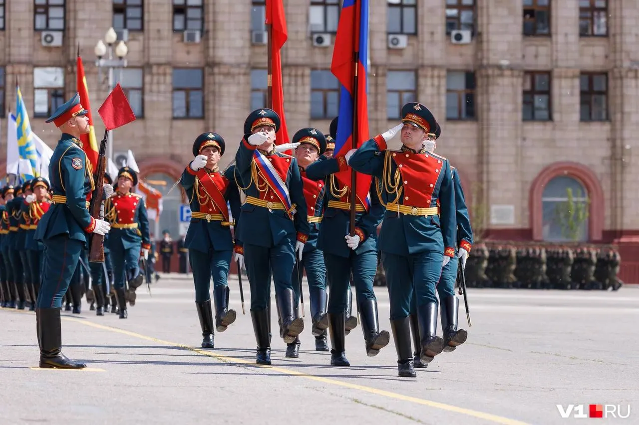 Военнослужащие роты Почётного караула, сформированной в 1968 году для несения службы на мемориале «Мамаев курган», прошли по площади в парадной форме трёх родов войск; расчётом командовал гвардии капитан Григорий Лазарев.