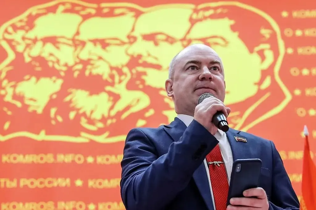 Лидер партии «Коммунисты России» Сергей Малинкович намерен обратиться к властям с инициативой запретить англицизмы в сфере питания и заменить названия фастфуда на русские аналоги.
