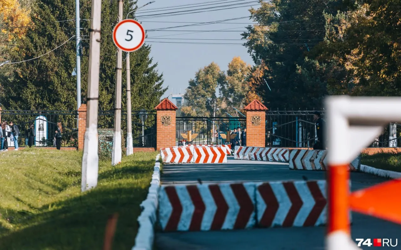Правительство вывело Челябинское высшее военное авиационное училище штурманов из подчинения Военно-воздушной академии. Реорганизацию должны завершить к 1 сентября 2026 года; штат составит 6050 человек.