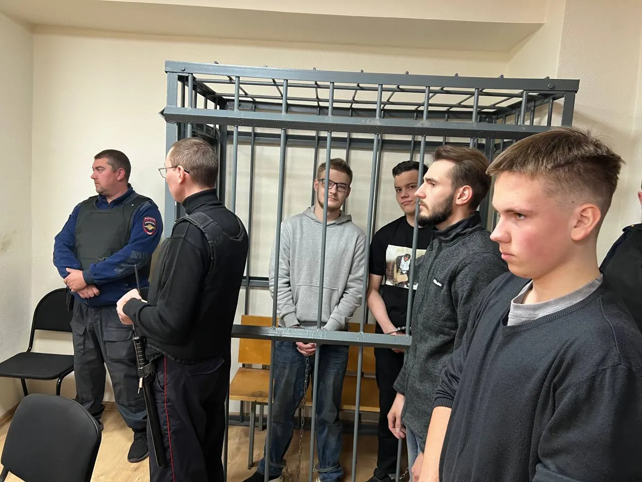 Отец политзаключенного сообщает, что Парамошину приказали собирать вещи и готовят к этапированию без официальных разъяснений. Семья связывает это с новым уголовным делом в отношении участников сообщества «Нацдем».
