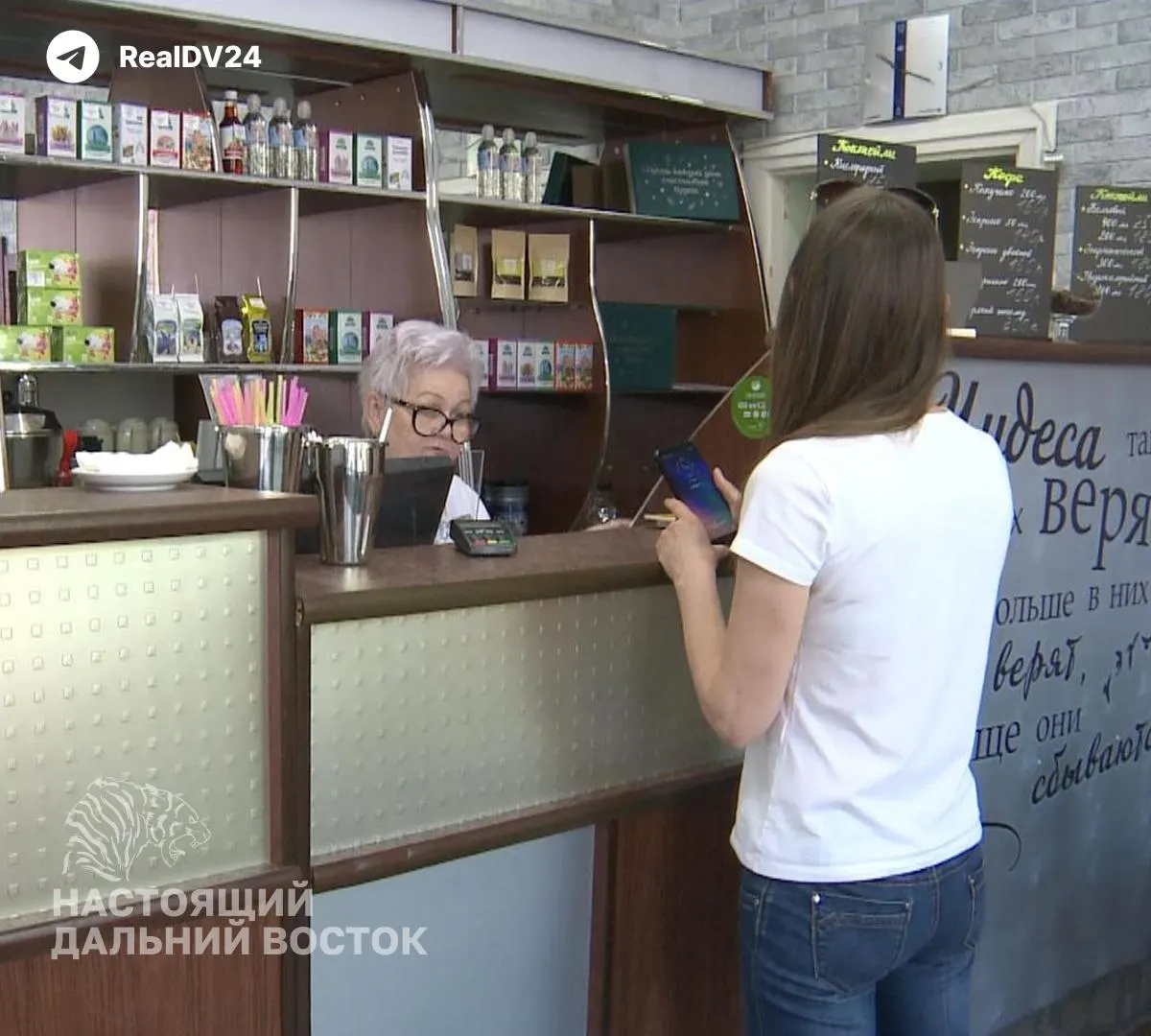В аптеках Хабаровского края, Приморья и Сахалина отсутствуют «Допегит» и «Этопозид» — препараты без безопасных аналогов; попытки провести госзакупки «Этопозида» не привлекли поставщиков.