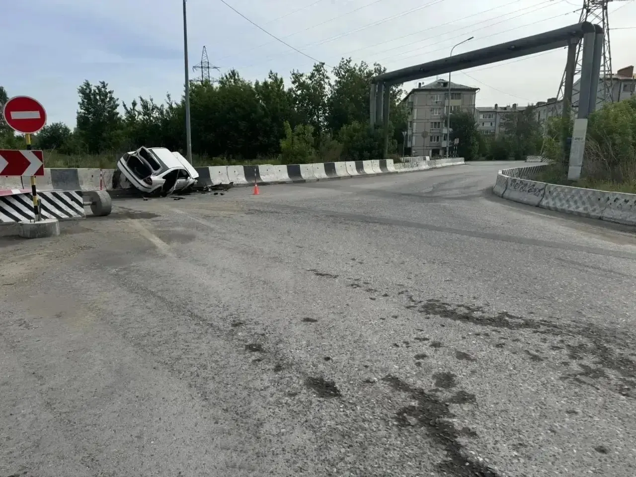 Иномарка врезалась в бетонные блоки на улице Малышева. При оформлении аварии сотрудники ДПС услышали стук в багажнике и обнаружили ещё одного пьяного пассажира — он объяснил своё присутствие словом о «замене лампочек». Пострадавших госпитализировали.