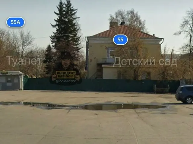Из‑за закрытого туалетного модуля водители автобусов и маршруток якобы справляют нужду за оградой детсада №76 у площади Спартака — прямо напротив окон групп и площадки, родители планируют обратиться в администрацию.