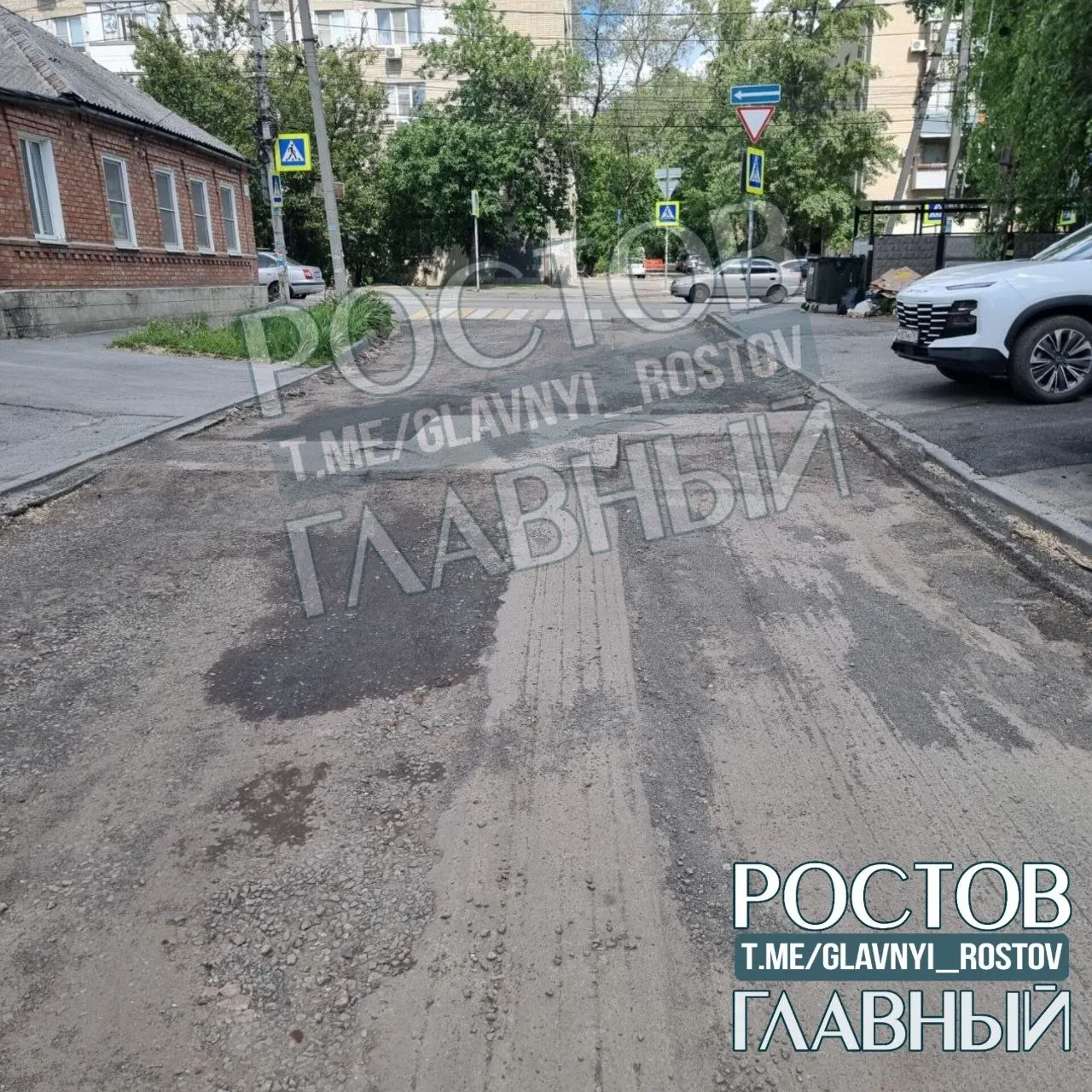 На участке между Гвардейским и Буденновским проводятся длительные дорожные работы без информационных щитов и предупреждающих знаков. Пыль, открытый срез асфальта и затруднённый доступ создают риск для пешеходов и транспорта.