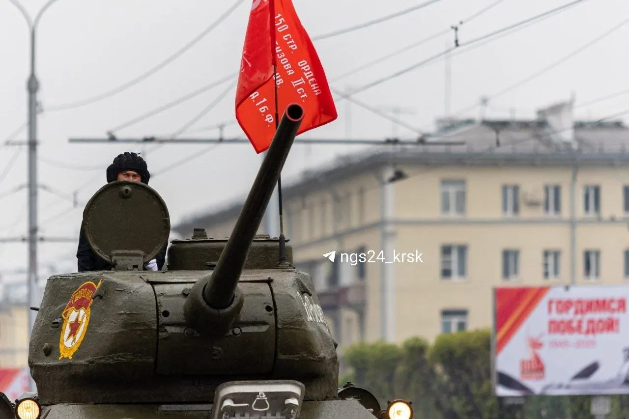 Правительство Красноярского края сообщило, что раритетную и военную технику не будут включать в прохождение колонн — её разместят на демонстрационной площадке рядом с местом шествия.