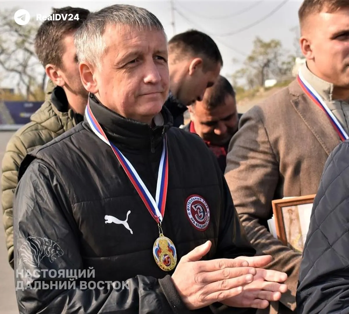 46‑летний тренер Георгий Камалов подписал контракт с Минобороны из‑за финансовых трудностей, чтобы рассчитаться с долгами, отправился на СВО и не вернулся. Официальные сообщения ограничиваются соболезнованиями; подробности гибели не раскрываются.