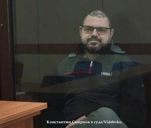 В Рязани начались слушания по делу лидера регионального отделения «Яблока» Константина Смирнова. Его обвиняют в вымогательстве 300 тыс. рублей у руководителя фонда капремонта — Смирнов отвергает обвинения и называет дело политически мотивированным.