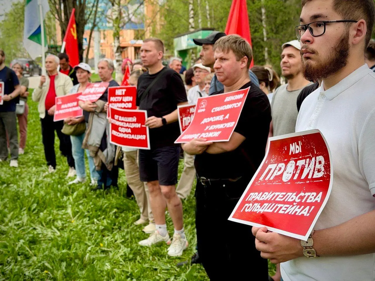 17 мая в Сыктывкаре на гайд-парке прошла акция, где участники потребовали отставки главы республики, прекращения сокращений в соцсфере и государственного контроля цен на важные товары и услуги ЖКХ.