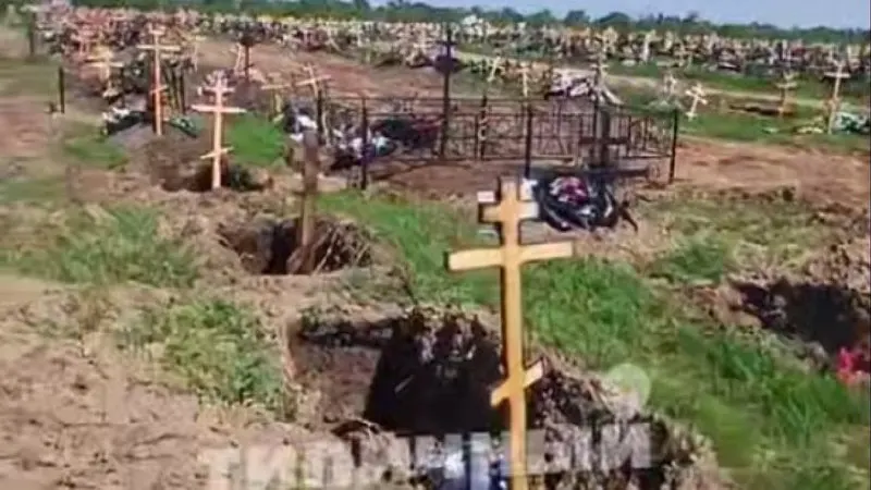 После зимы на одном из кладбищ Балаково просела земля на местах захоронений, из‑за чего накренились кресты. Жители жалуются на необходимость оплаты за привоз земли; администрация обещает подсыпку и указывает на бесплатный запас грунта.