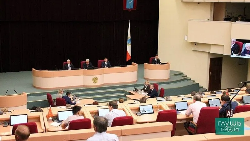 20 мая депутаты областной думы утвердили поправки в бюджет: 794,4 млн руб. направят на расселение в районе Славянской площади, 351,9 млн руб. — на театр оперы и балета; параметры бюджета в целом не изменились.