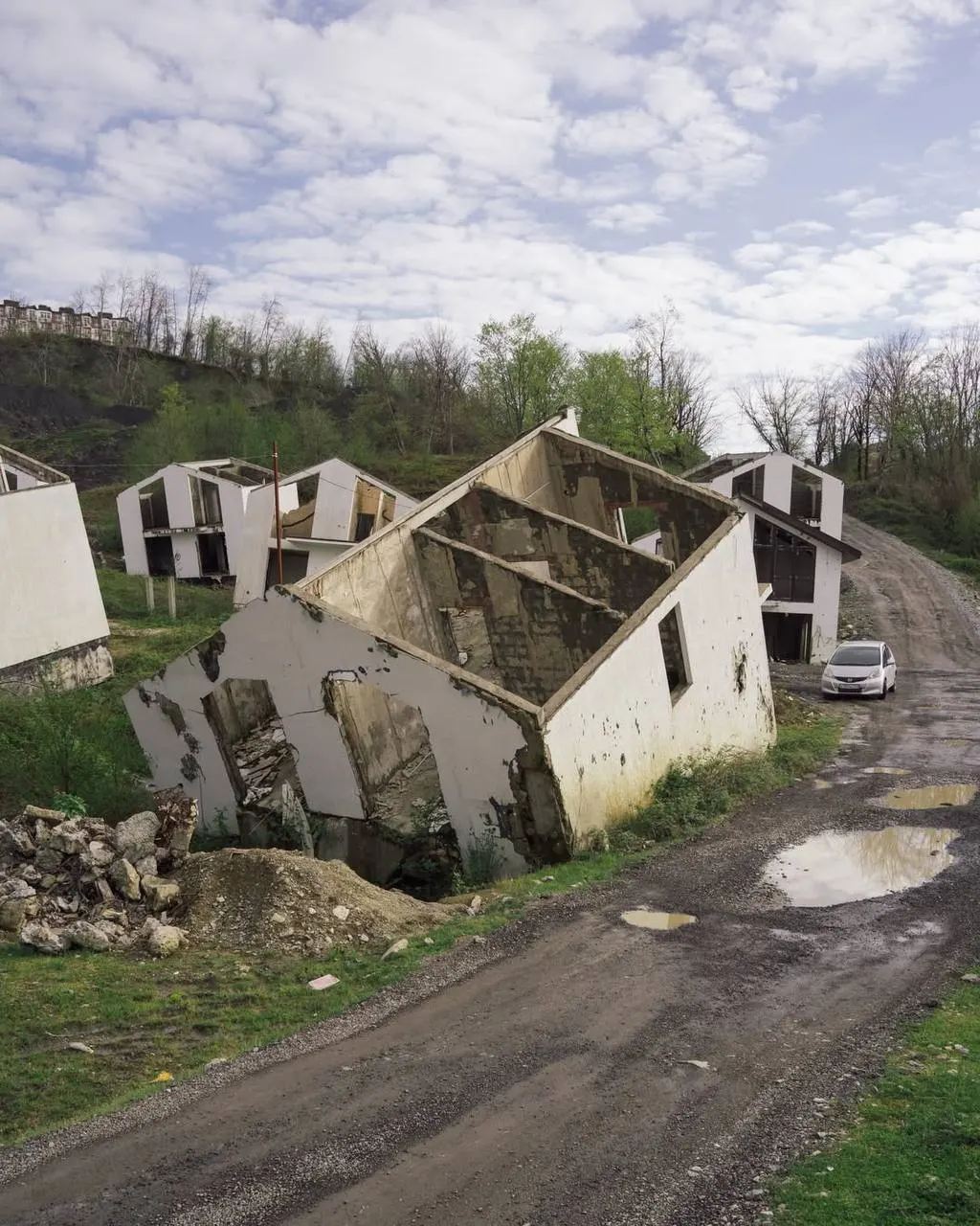 В результате сильного ливня в октябре 2021 года в посёлке «Горная поляна» под Сочи сошёл оползень объёмом более миллиона кубометров. Более 70 человек покинули дома, строения сместились по склону и стали непригодны для проживания.