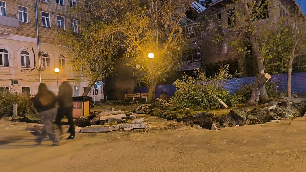 На участке у Покровского собора остались пни, поваленные стволы и повреждённая плитка. Власти называют вырубку санитарной и обещают высадить крупномерные деревья в рамках благоустройства к 400‑летию города.