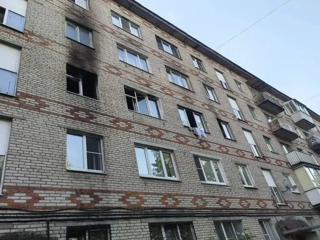 В доме на улице Калинина в Лобне прогремел взрыв газовоздушной смеси и начался пожар. Погибли двое взрослых, двое детей госпитализированы с отравлением продуктами горения.