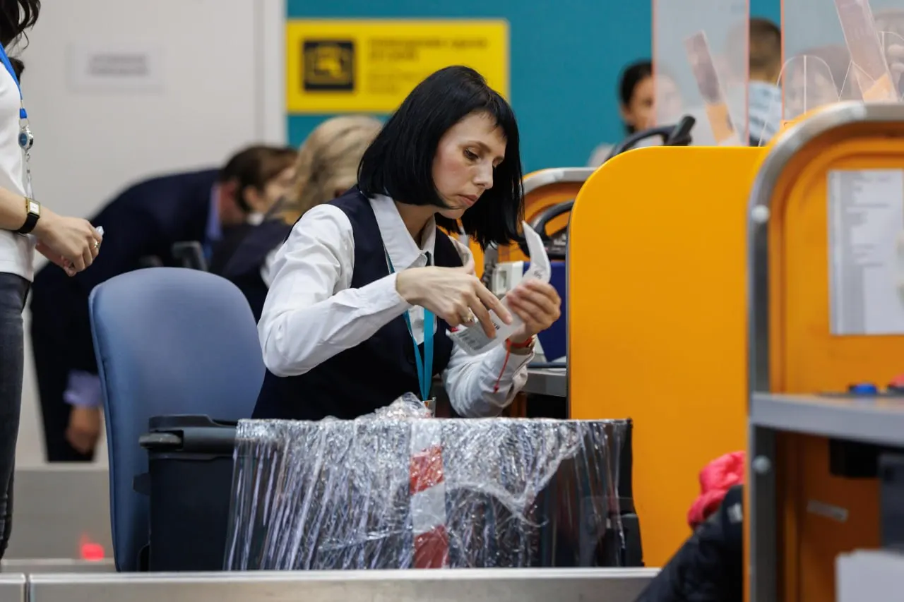 Туристы, назначенные на ранний утренний рейс, до сих пор остаются в аэропорту: они жалуются на плохое обращение со стороны авиакомпании и практическое отсутствие информации о времени вылета.
