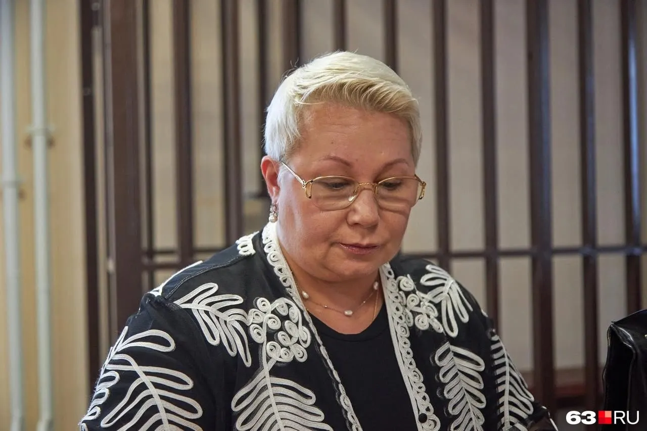 Первое заседание по делу об убийстве экс‑мэра и его жены назначено на 21 мая. Дочь погибших, осуждённая в 2022 году за шантаж, будет доставлена в суд и получит возможность встретиться с ребёнком. По делу обвиняется Екатерина Тархова; двое предполагаемых соучастников объявлены в розыск.