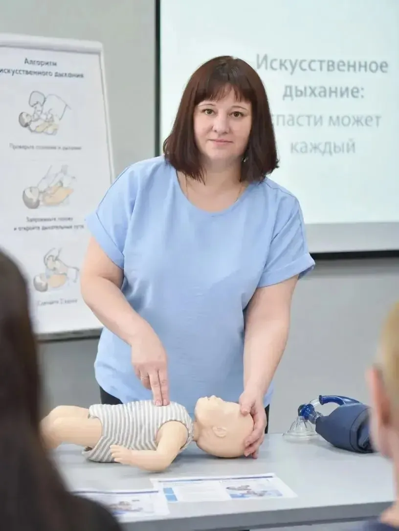 Медсестра городской больницы № 5 Елена Скугарева провела непрерывную сердечно-лёгочную реанимацию в школе — ребёнок пришёл в сознание до приезда скорой, в больнице врачам удалось извлечь инородное тело.