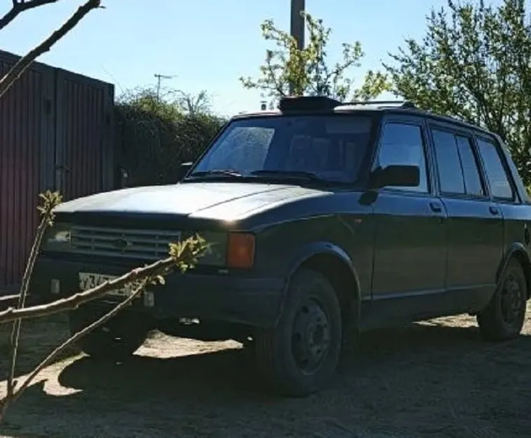 Автомобиль в стиле кареты с пробегом около 140 тыс. км продают за 330 000 рублей. Владелец отмечает оригинальную атмосферу кузова, спроектированного Hooper.