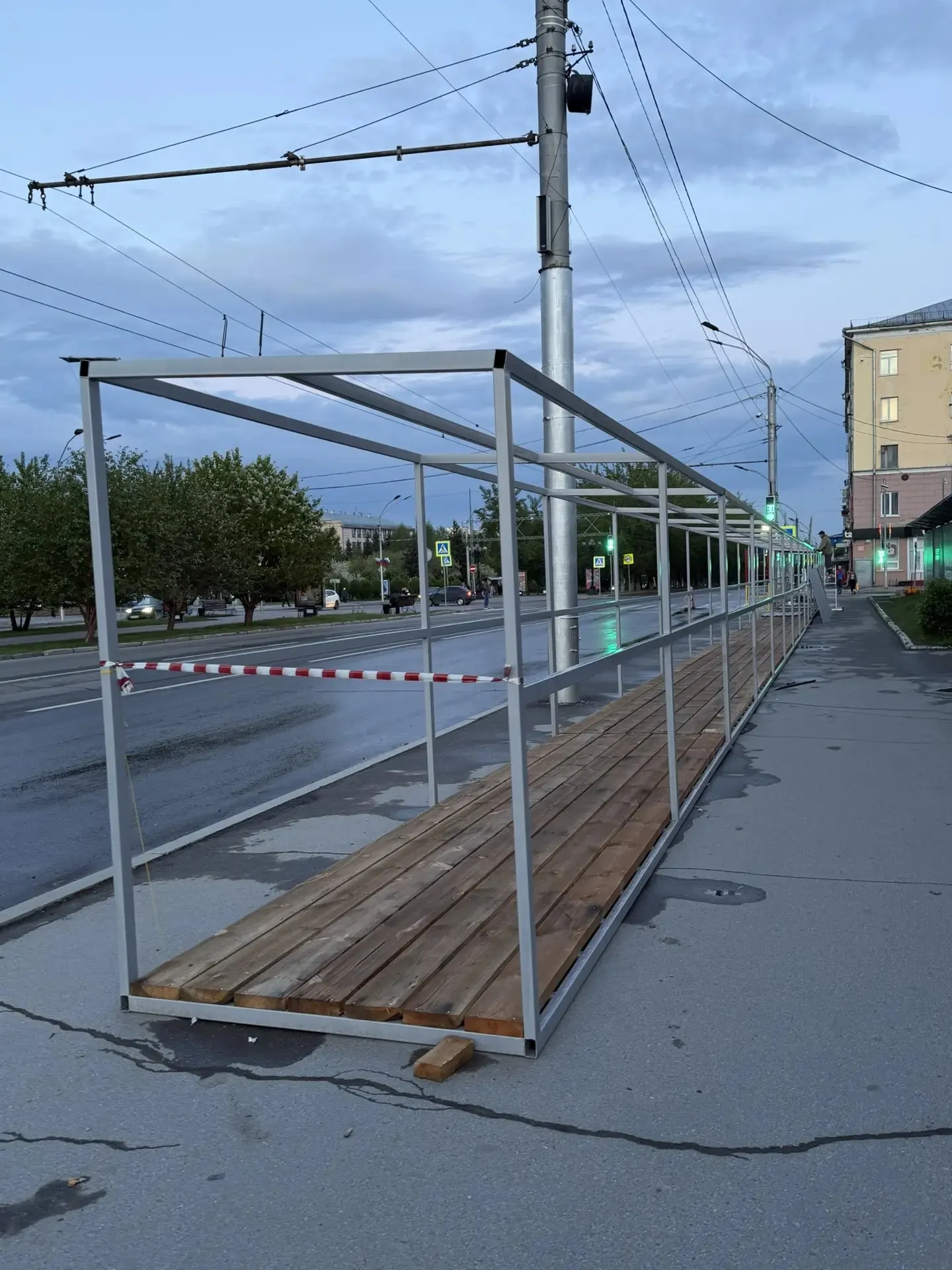 На проспекте Ленина устанавливают временную конструкцию для прохода пешеходов; она вскоре может стать единственным способом пройти участок рядом со строящимся зданием.