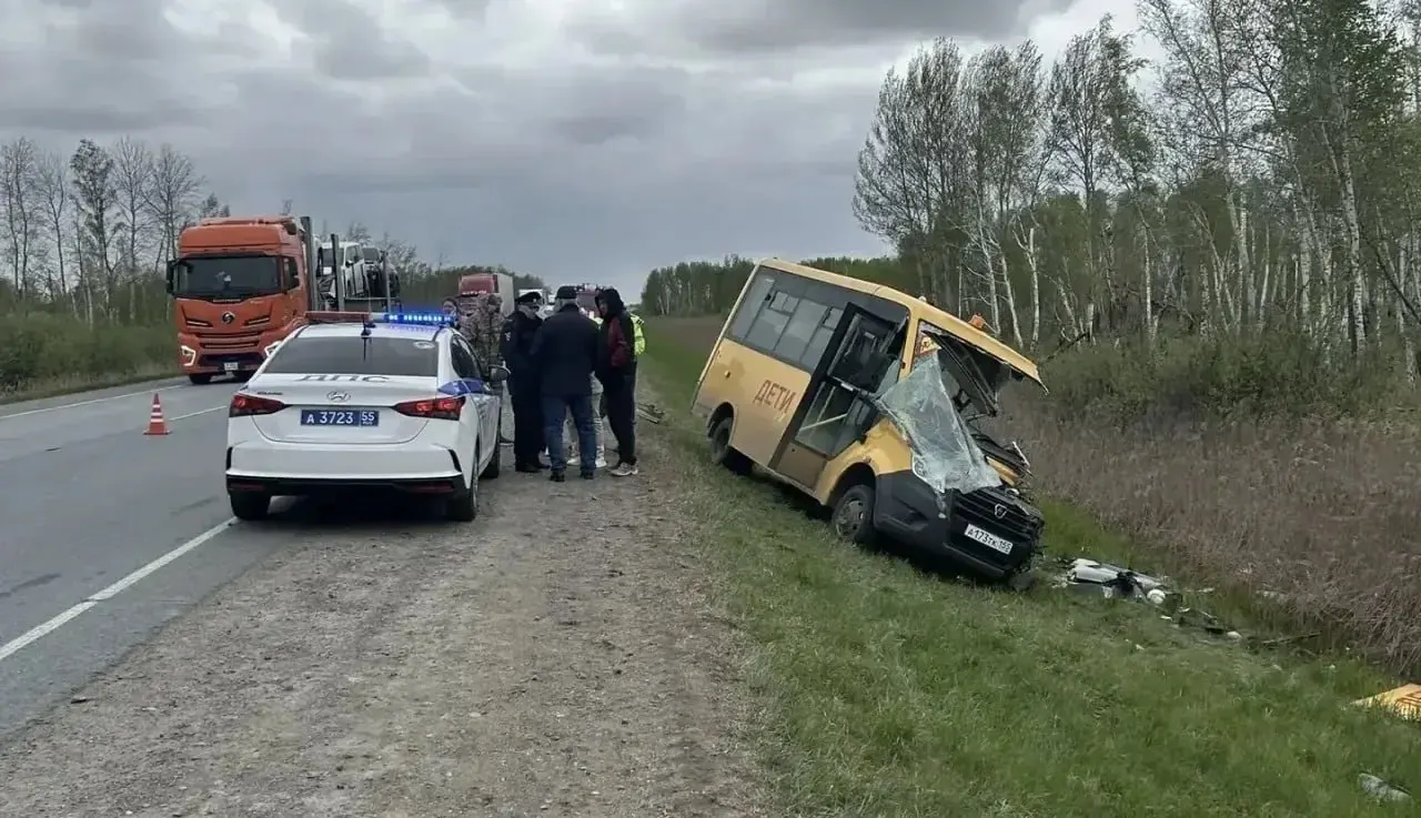 Школьный автобус попал в аварию на 519‑м километре трассы Тюмень — Омск. Погиб 12‑летний мальчик, ещё несколько детей получили травмы, у части — предварительно сотрясения мозга.