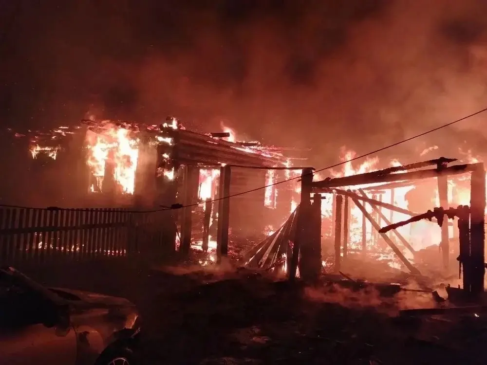 В поселке Муромцево в результате пожара 21 мая погибли двое местных жителей. По предварительным данным, причиной могло стать короткое замыкание; возбуждено уголовное дело, расследование контролирует прокуратура.