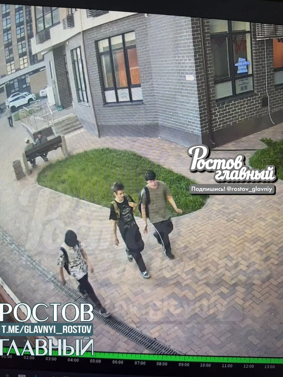 В жилом комплексе подростки нашли чужой кошелёк на лавочке, забрали деньги, оставили кошелёк консьержу и скрылись. Владелец просит связаться для возмещения ущерба — инцидент рассматривается как кража.