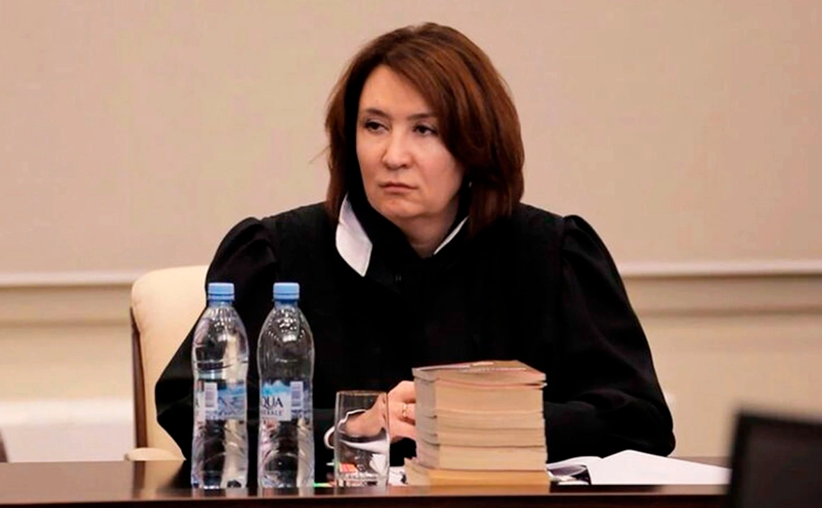 Прокуратура утверждает, что бывшая судья Краснодарского краевого суда использовала служебное положение для оформления прав на крупные земельные участки в интересах аффилированных лиц; по иску фигурируют члены её семьи и связанные компании.