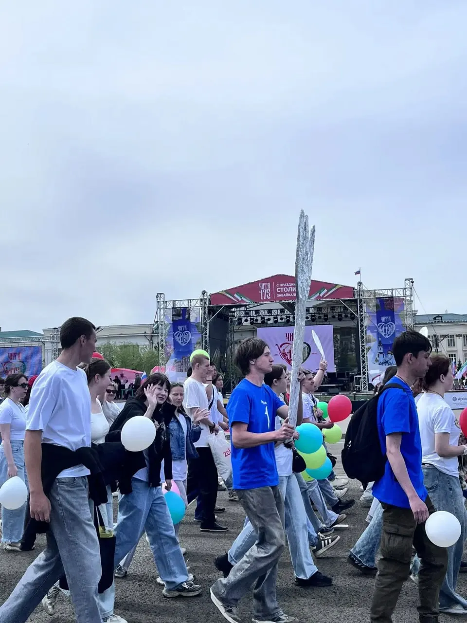 Коллективы ряда образовательных учреждений Забайкалья прошли шествием по площади — в нём приняли участие медицинский колледж, политехнический и транспортный техникумы, а также студенческие отряды.
