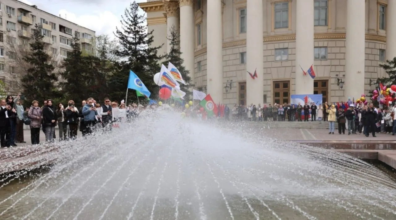 У ДК «Профсоюзов» митинг длился около десяти минут: короткое поздравление, детские стихи и один танцевальный номер, затем участников пригласили на концерт в ДК.