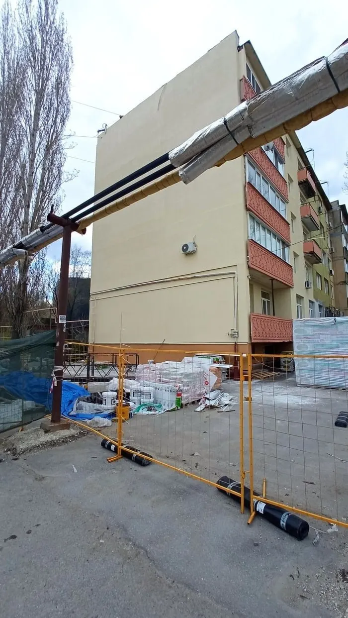 В Саратовском поселке Жасминный фасад жилого дома утеплили, в результате чего полностью закрыли мурал «Ватрушки», созданный художницей Юлей Чиж.