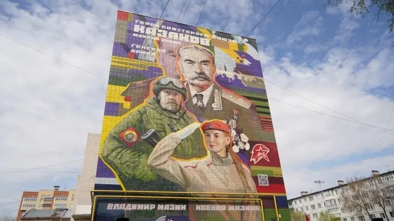 Ко Дню Победы в Вологде представили два новых мурала: один посвящён Герою Советского Союза Михаилу Казакову, второй — контр-адмиралу Александру Солодунову. На одном из панно также изображён участник СВО Владимир Мазин с дочерью.