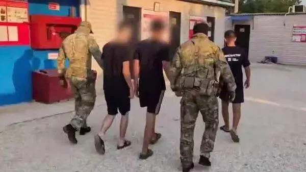 Следствие считает, что подростки по указаниям неизвестного куратора совершили ряд поджогов объектов железнодорожной инфраструктуры, часть оплатили в криптовалюте; им предъявлены обвинения в терроризме и легализации доходов.