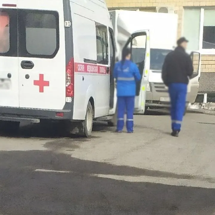 48‑летняя жительница Петрозаводска внезапно пережила остановку сердца после неожиданного телефонного звонка. Муж провёл реанимацию на месте, скорая доставила женщину в больницу — причиной обострения оказался синдром удлинённого интервала QT.