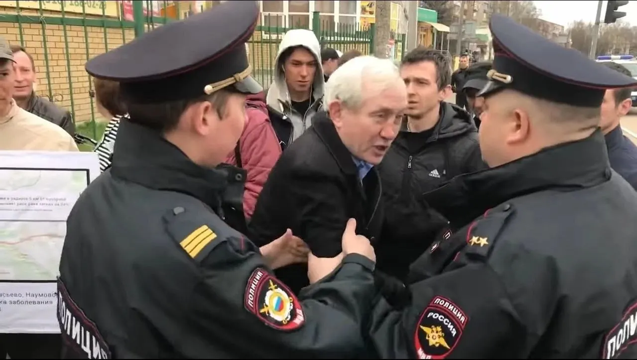 Александровский городской суд привлёк местного жителя Юрия Саенко к административной ответственности по ч. 2 ст. 20.2 КоАП. На сайте суда не указаны детали и санкция; предполагается связь с одиночными пикетами в защиту местного самоуправления. Ранее Саенко уже штрафовали за видеообращение против ввоза мусора.