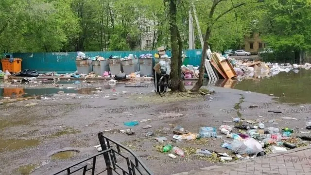 Дожди размыли свалки в Железнодорожном районе: поток воды вынес горы отходов на проезжую часть, создав препятствия для движения и риск засорения ливнёвки.