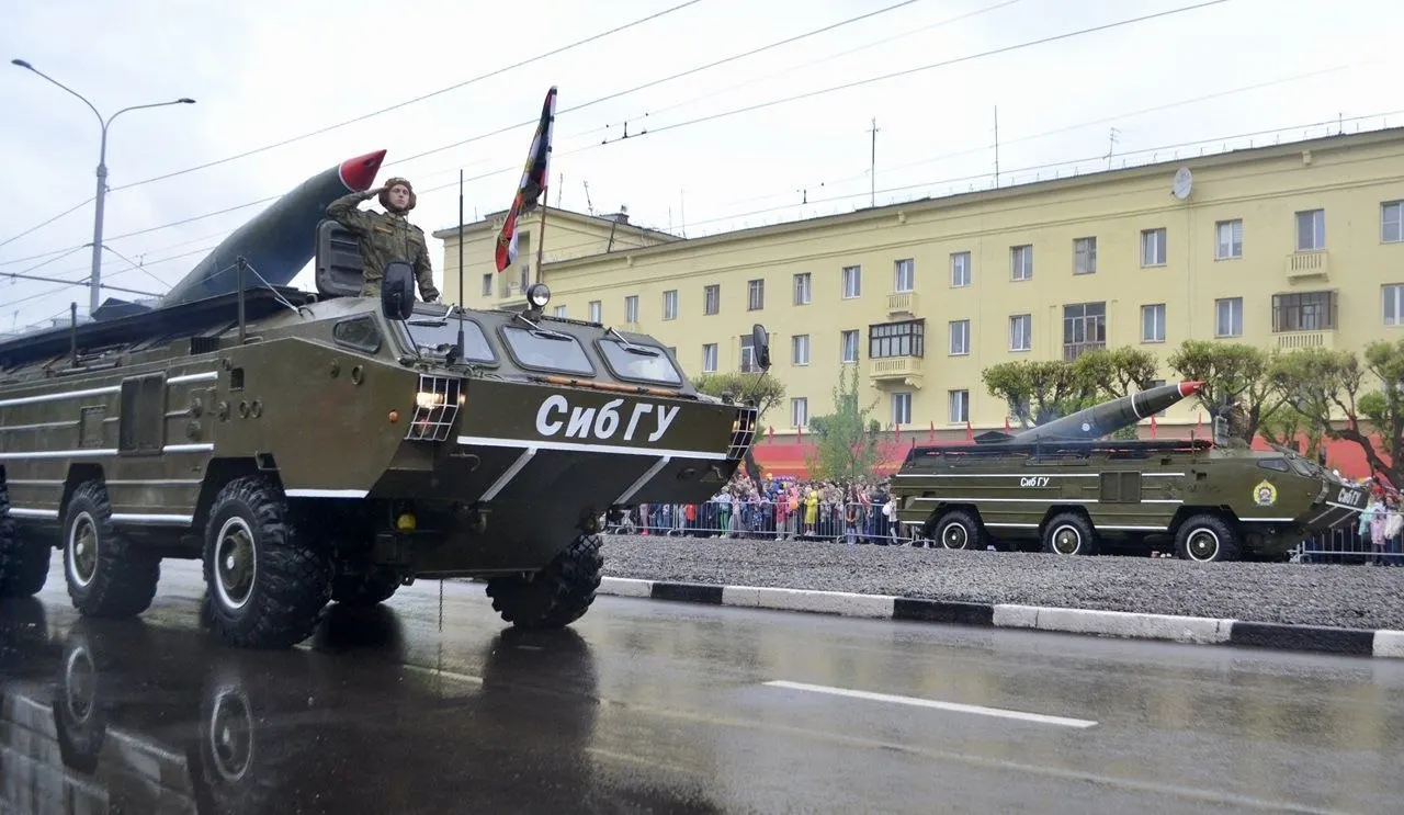 Краевое правительство решило не включать раритетную и военную технику в колонны: технику представят на отдельной демонстрационной площадке. Отказ от техники объясняют единой концепцией проведения шествий и угрозой беспилотных атак.
