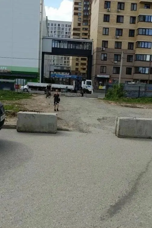 У дома «Спутник-1» на Алматинской установили бетонные блоки, которые перекрывают все подъезды. Жильцы жалуются, что ни автомобили, ни экстренные службы не могут подъехать; в управляющей компании говорят, что есть официальные проезды.