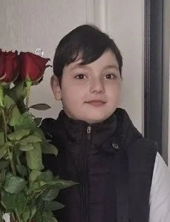 В подмосковных Мытищах исчез 9-летний Имам Эседулаев. По имеющимся данным, перед исчезновением он гулял с друзьями и ушёл после инцидента с чужим самокатом. Приметы и описание одежды приведены ниже. При любой информации просим обращаться в экстренные службы.
